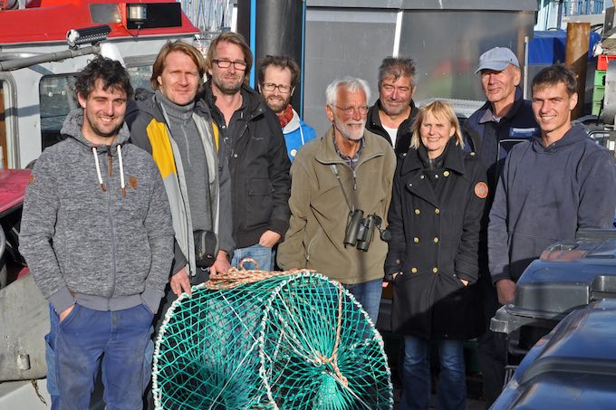 Die Projektpartner begutachten die neuen Fischfallen im Hafen von Stein. Foto: Uwe Sturm